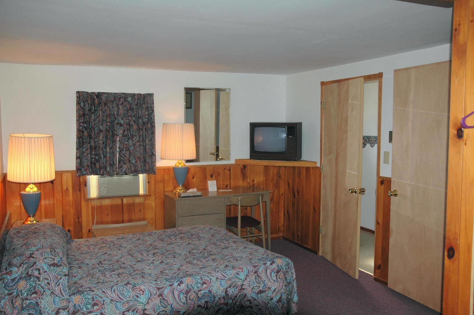 Luzerne Court Motel Lake Luzerne Exterior photo