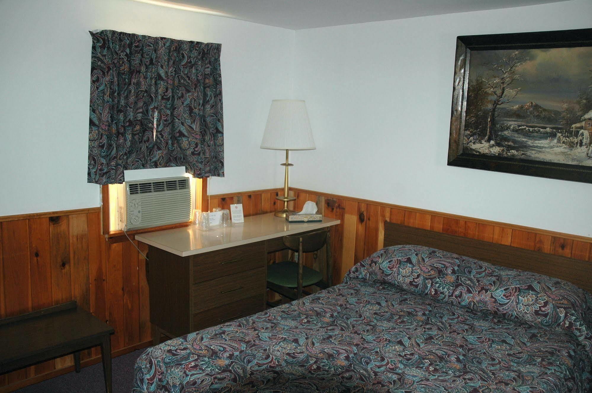 Luzerne Court Motel Lake Luzerne Exterior photo